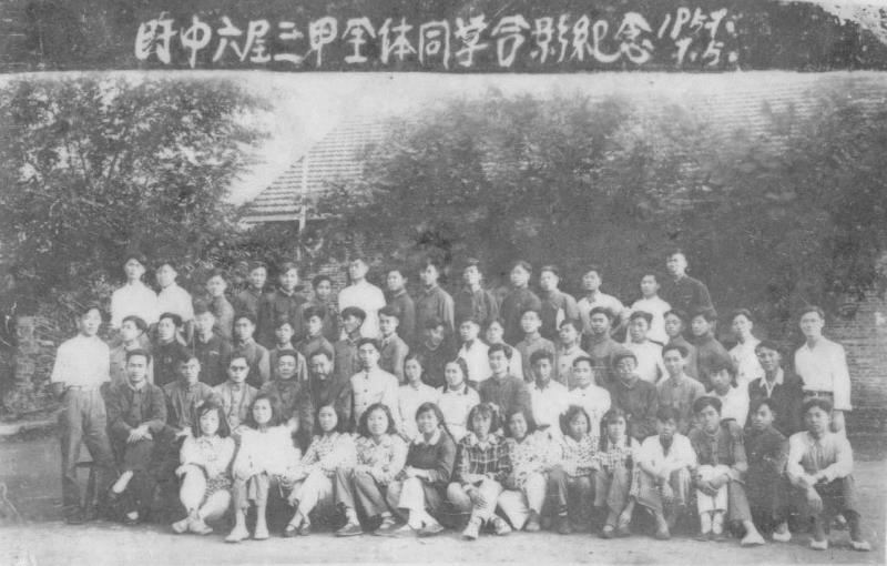 1957年六届甲班师生毕业合影.jpg